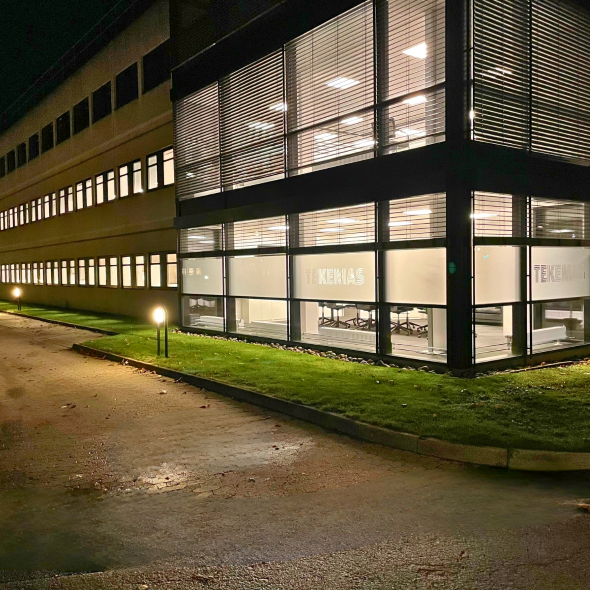 A night time photo of Tekemas' headquarter in Albertslund